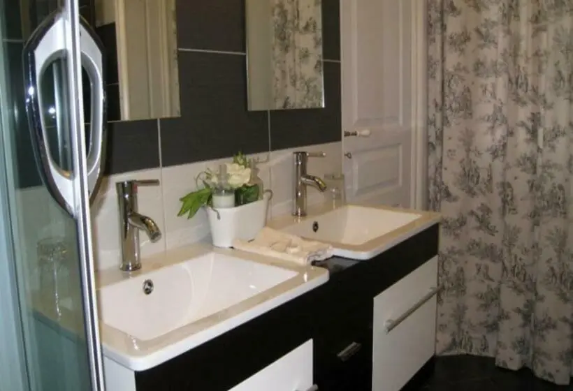 スーペリアールーム, Chambres D Hotes Spa Château D Omiécourt