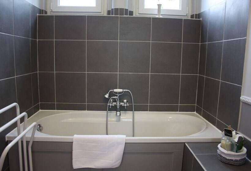 جناح, Chambres D Hotes Spa Château D Omiécourt