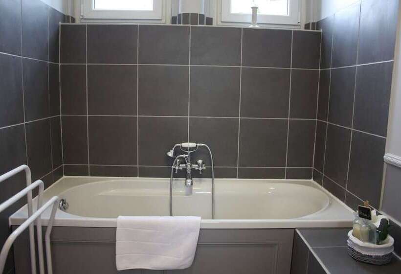 جناح, Chambres D Hotes Spa Château D Omiécourt