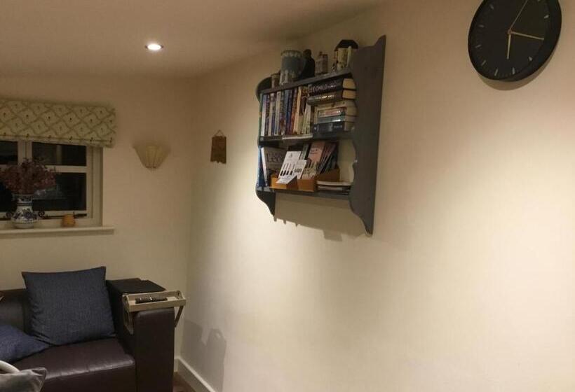 Хижина, Ivy Todd Cottage