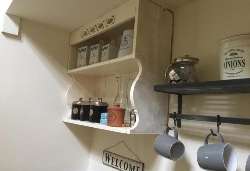 Хижина, Ivy Todd Cottage