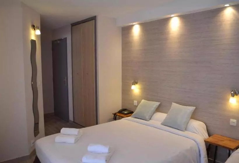 اتاق استاندارد سه نفره, Au Bec Fin Hôtel