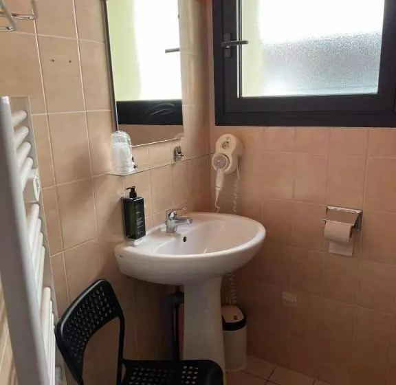 اتاق استاندارد سه نفره, Au Bec Fin Hôtel