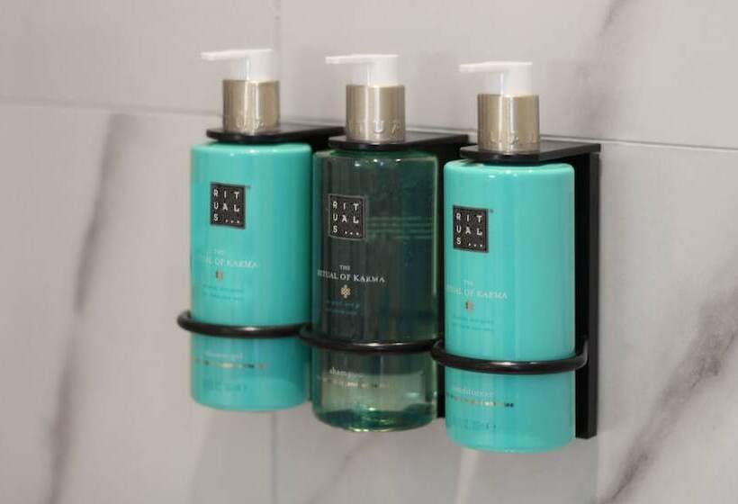 수피리어 룸, Hyde