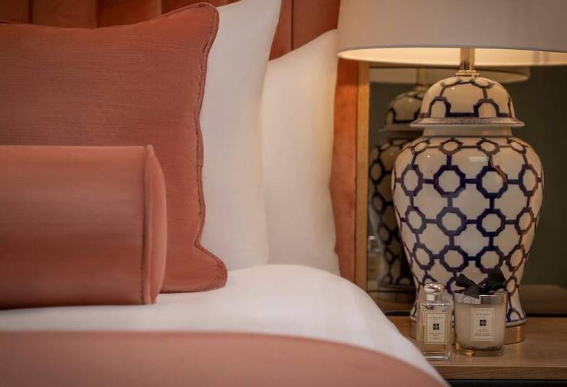 수피리어 룸, Hyde