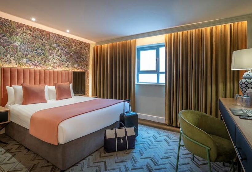 수피리어 룸, Hyde