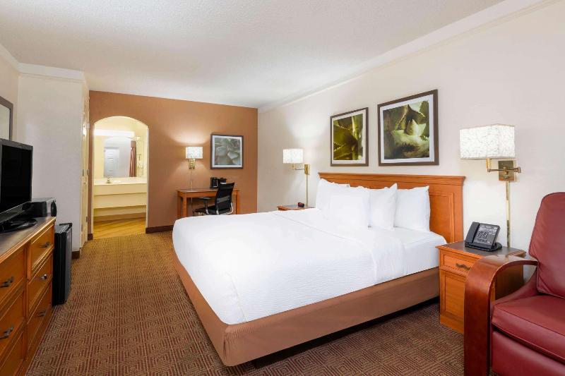 غرفة ديلوكس سرير كينج, La Quinta East Deerfield Beach   Boca Raton