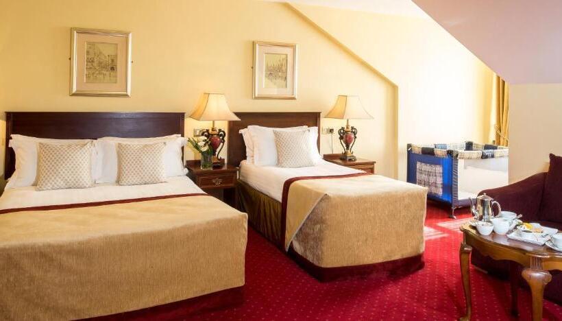 חדר משפחתי, Meadow Court