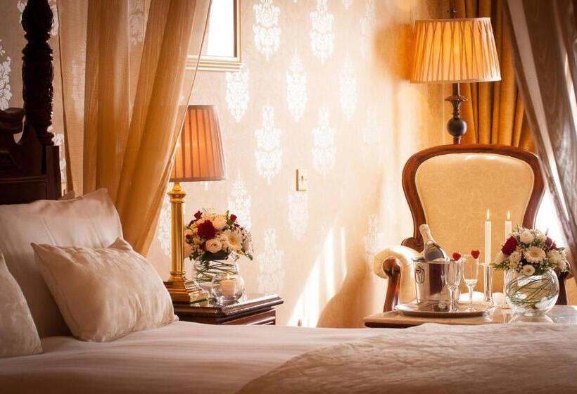 חדר משפחתי, Meadow Court