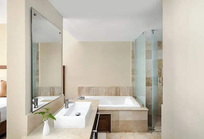 Club Junior Suite with Views