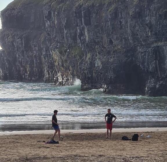 غرفة عائلية, The Cliff House