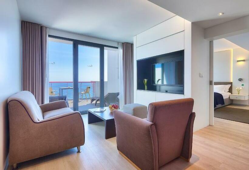 سوییت سوپریور با چشمانداز دریا, The Views Monumental