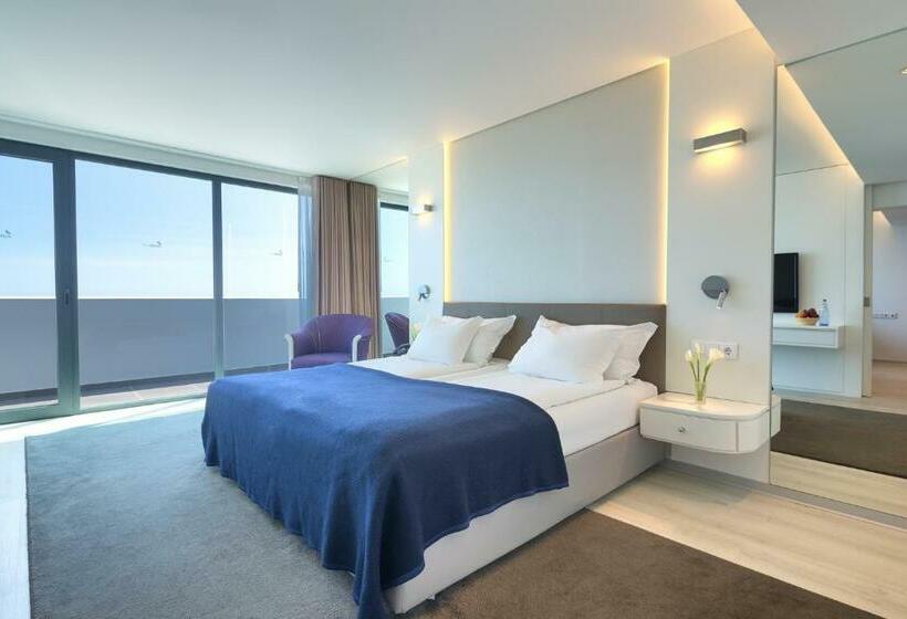 سوییت سوپریور با چشمانداز دریا, The Views Monumental