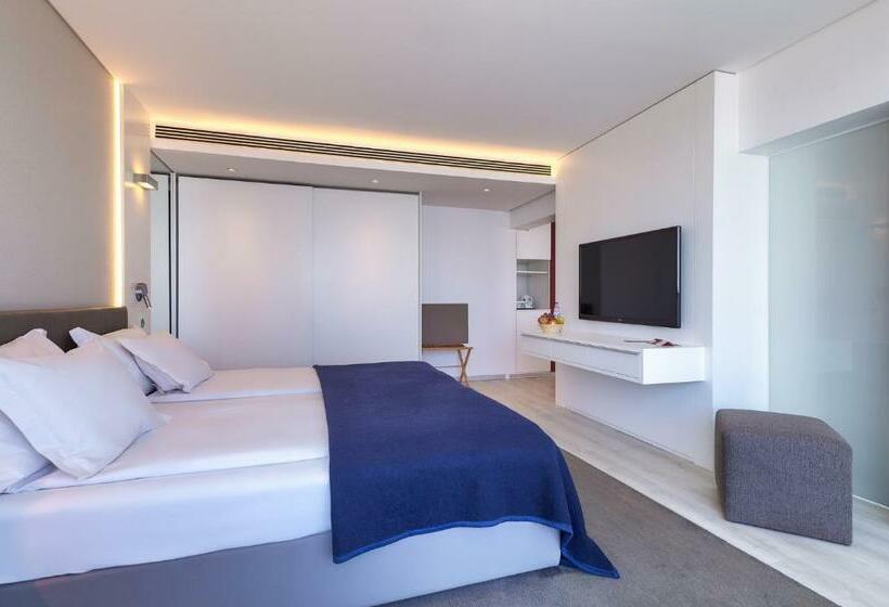 سوییت سوپریور با چشمانداز دریا, The Views Monumental