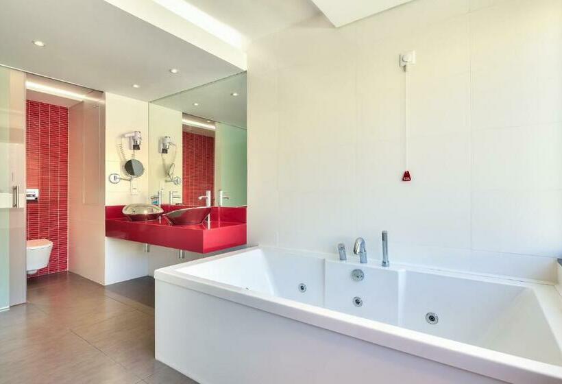 سوییت سوپریور با چشمانداز دریا, The Views Monumental