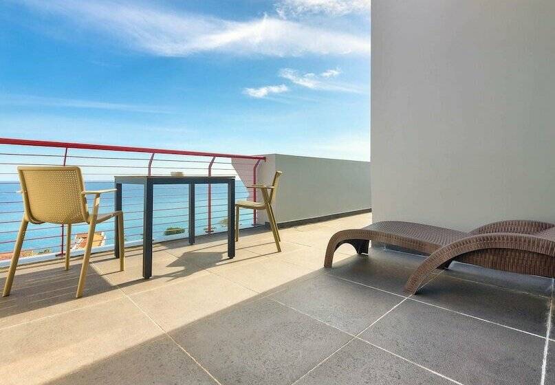 سوییت سوپریور با چشمانداز دریا, The Views Monumental