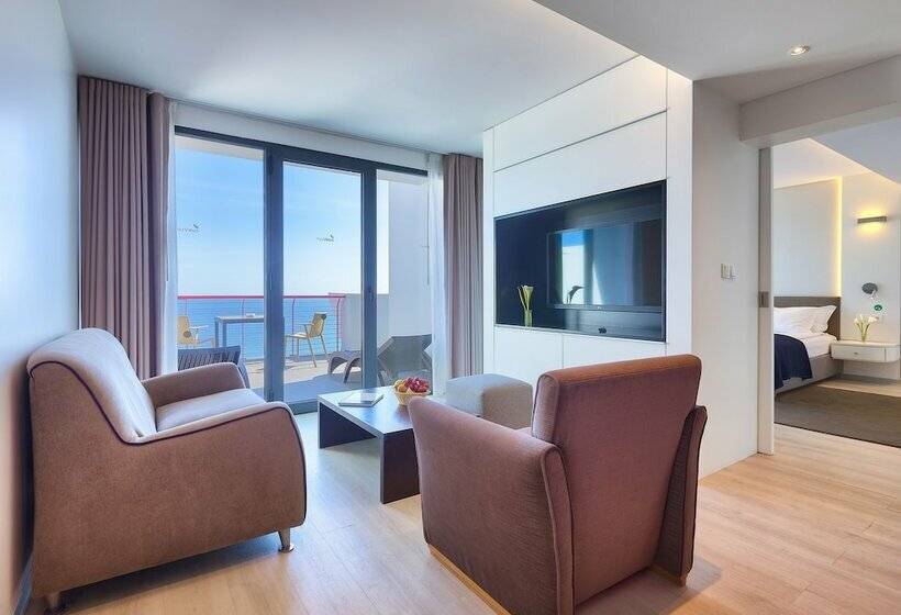 سوییت سوپریور با چشمانداز دریا, The Views Monumental