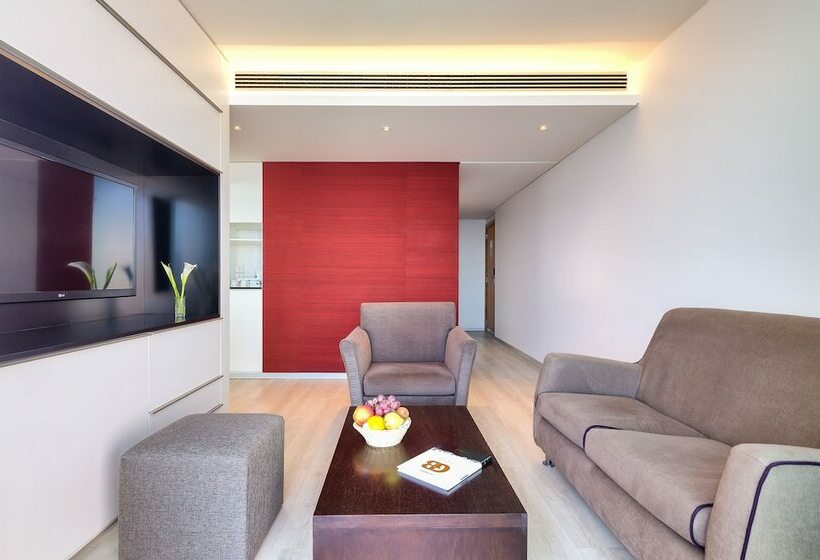 سوییت سوپریور با چشمانداز دریا, The Views Monumental