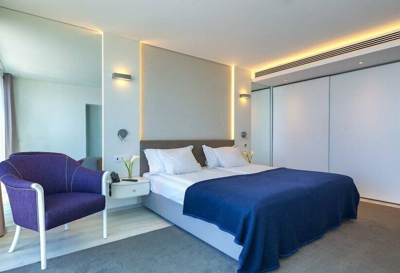 سوییت سوپریور با چشمانداز دریا, The Views Monumental