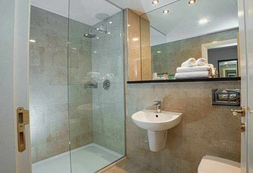 חדר דלוקס, The Wyatt