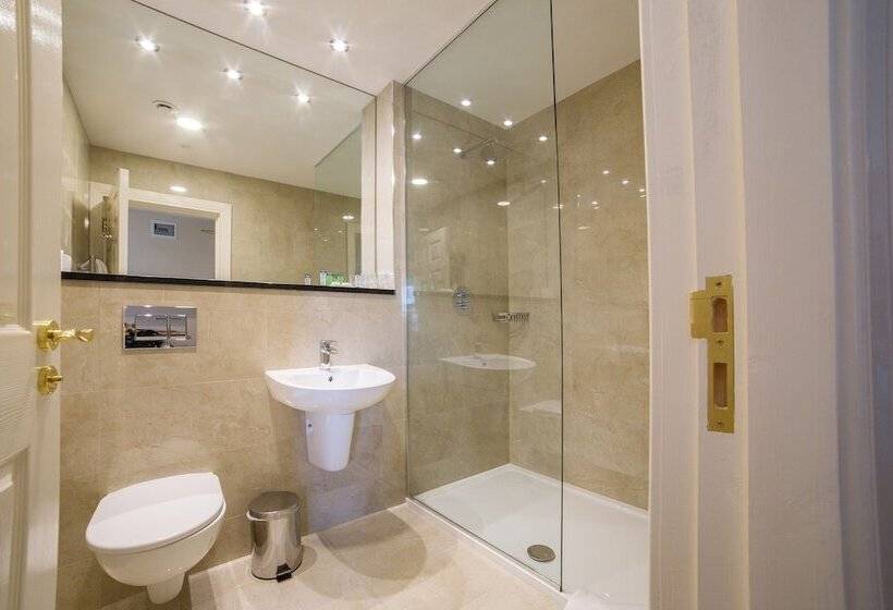 חדר דלוקס, The Wyatt