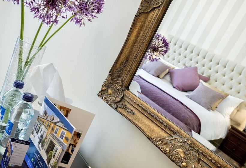 חדר דלוקס, The Wyatt