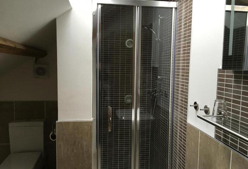 חדר משפחתי, Kings Head