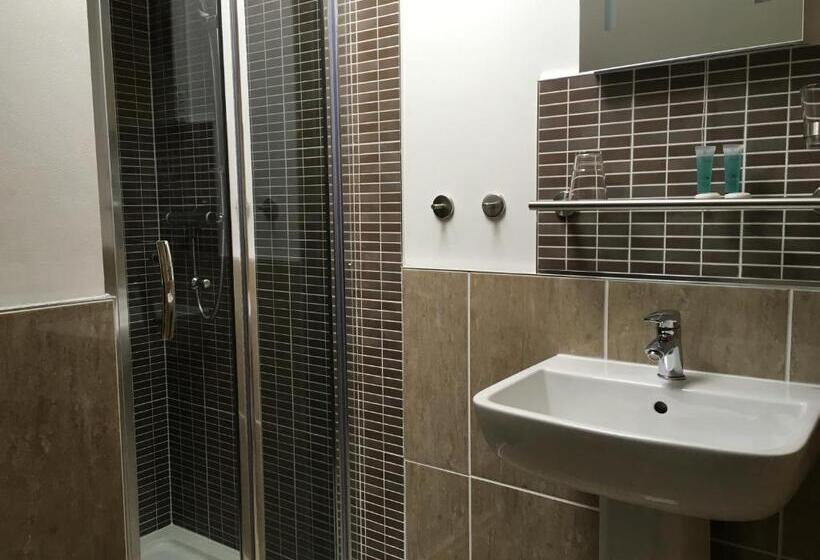 חדר משפחתי, Kings Head