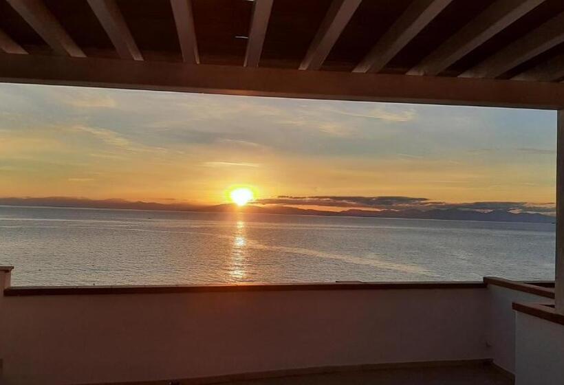 带一个卧室和一个阳台的海景公寓, Appartamenti   Villa Mare