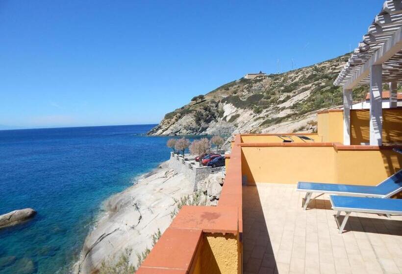带一个卧室和一个阳台的海景公寓, Appartamenti   Villa Mare