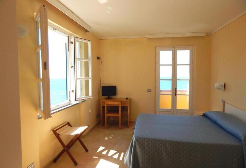 带一个卧室和一个阳台的海景公寓, Appartamenti   Villa Mare