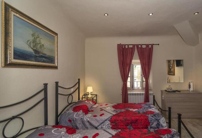 带2个卧室的套房, Art Gallery B&b