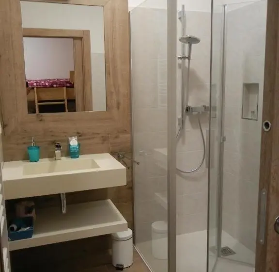 Standard Yhden Hengen Huone, B&b Raina