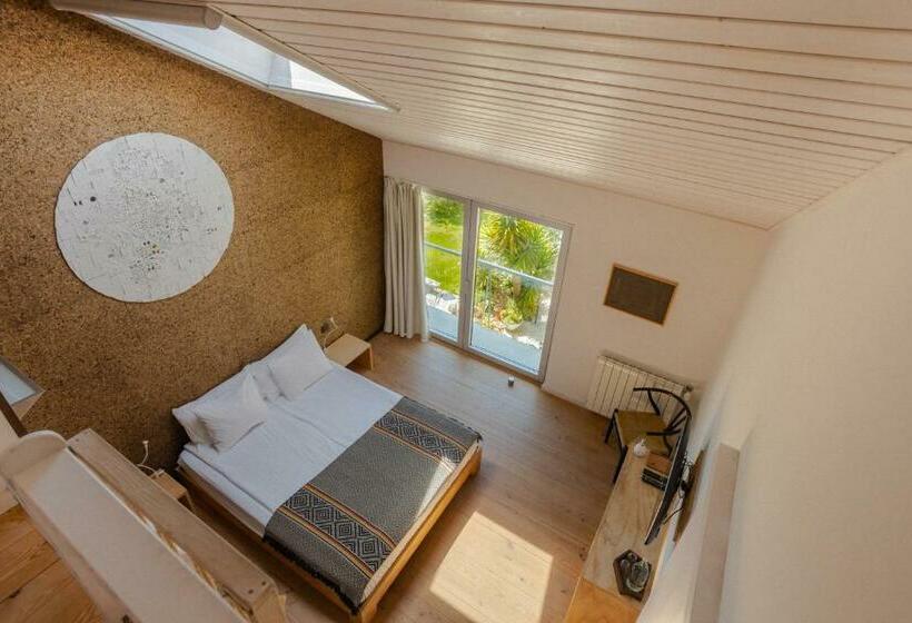 غرفة ديلوكس, Cavalo De Madeira