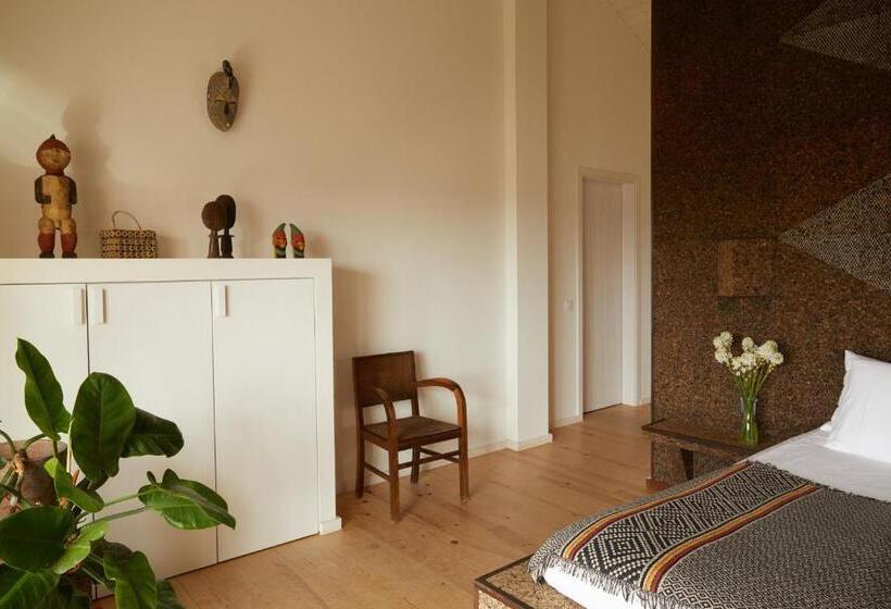 غرفة قياسية سرير كينج, Cavalo De Madeira