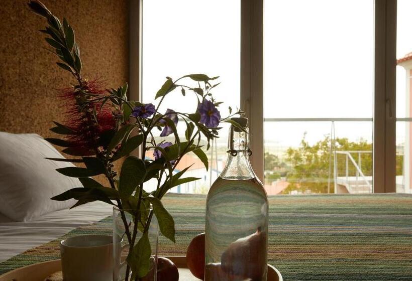 غرفة ديلوكس, Cavalo De Madeira