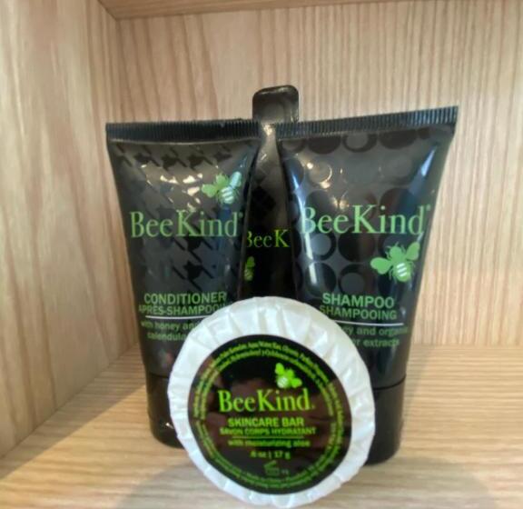 جناح جونيور مزوَّد بتراس, The Baiting House