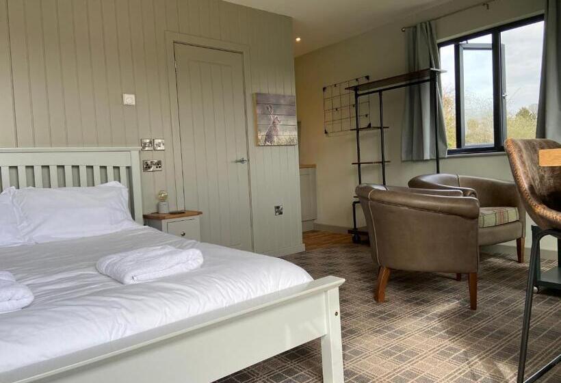 جناح جونيور مزوَّد بتراس, The Baiting House