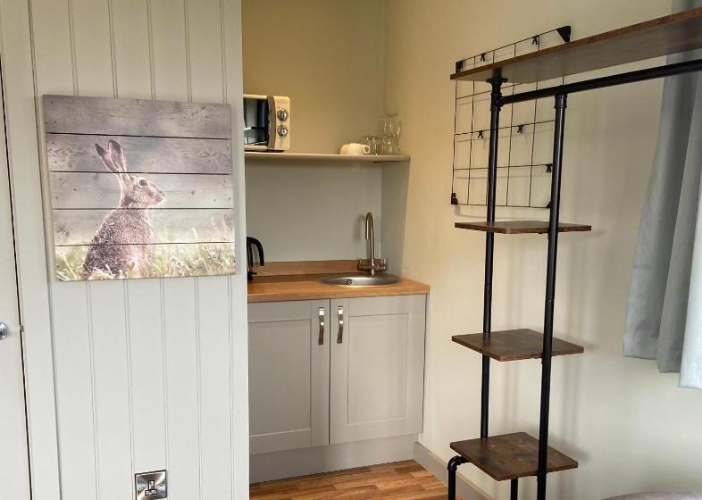 جناح جونيور مزوَّد بتراس, The Baiting House