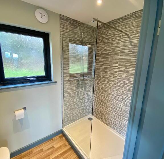 جناح جونيور مزوَّد بتراس, The Baiting House