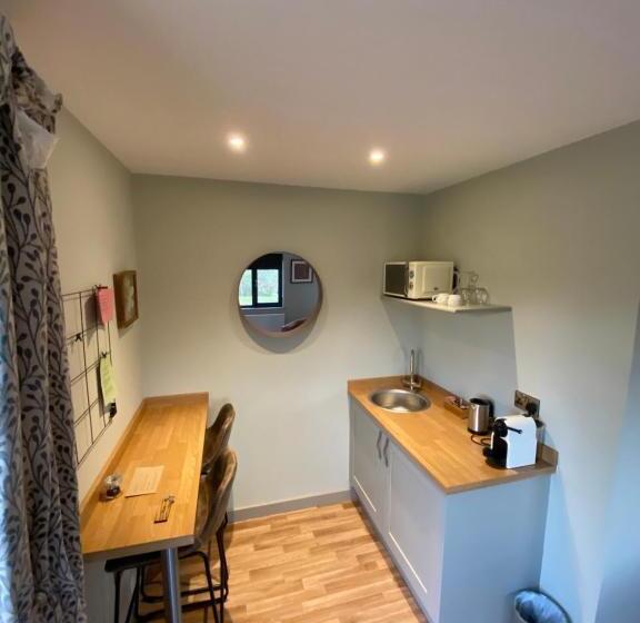 جناح جونيور مزوَّد بتراس, The Baiting House