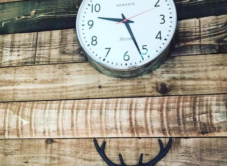 غرفة ديلوكس, The Baiting House