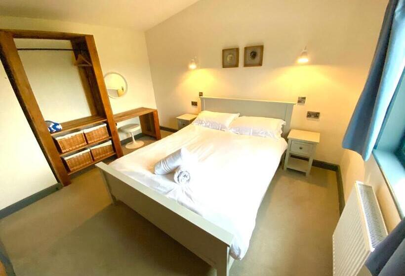 غرفة ديلوكس, The Baiting House