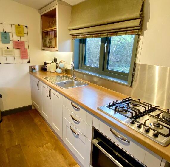 غرفة ديلوكس, The Baiting House