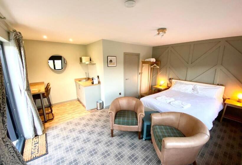 جناح مزود بجاكوزى, The Baiting House