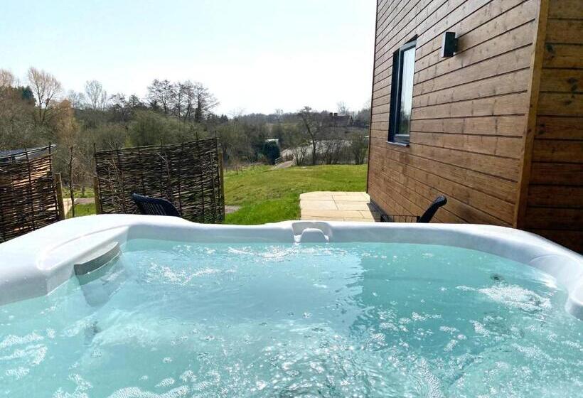 جناح مزود بجاكوزى, The Baiting House