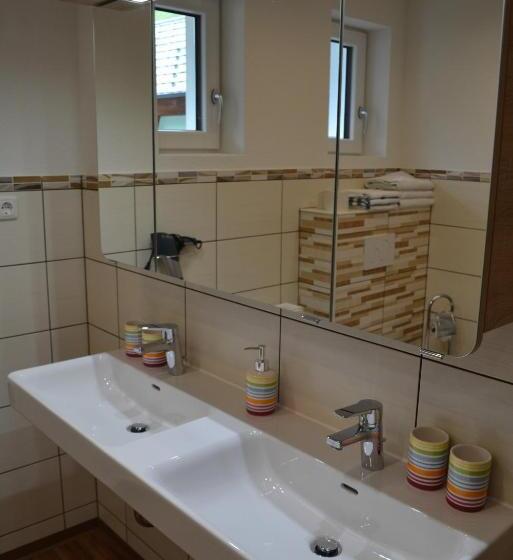 חדר סטנדרטי לחמישה אנשים, Gasthof Pension Schweiger Jagawirt