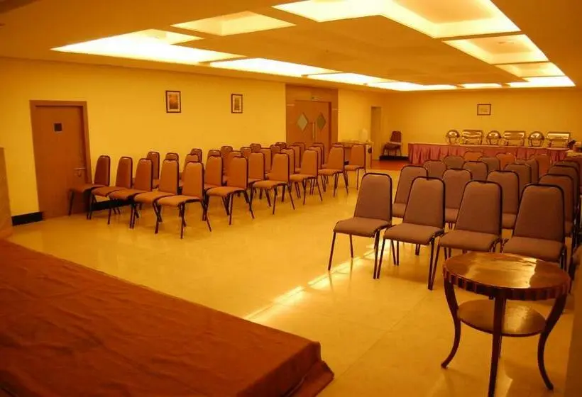 デラックスルーム, Parsons Court