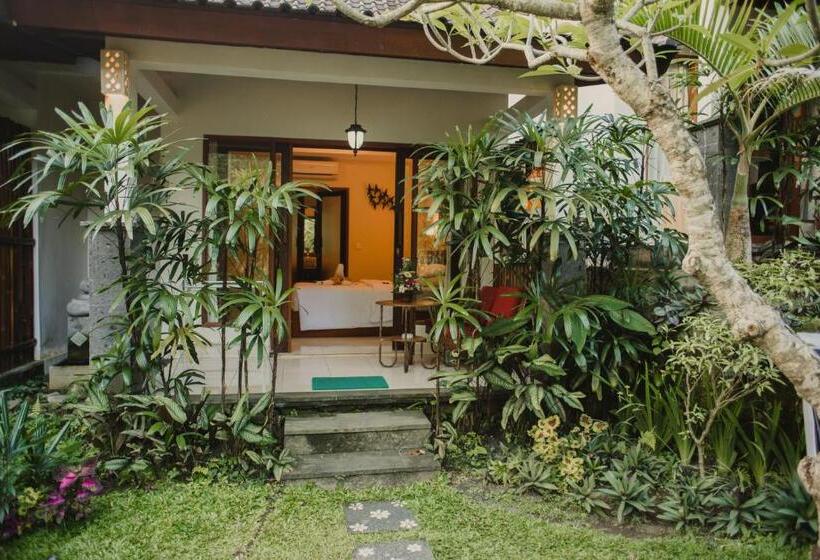 חדר סופריור, Desak Putu Putra Hidden