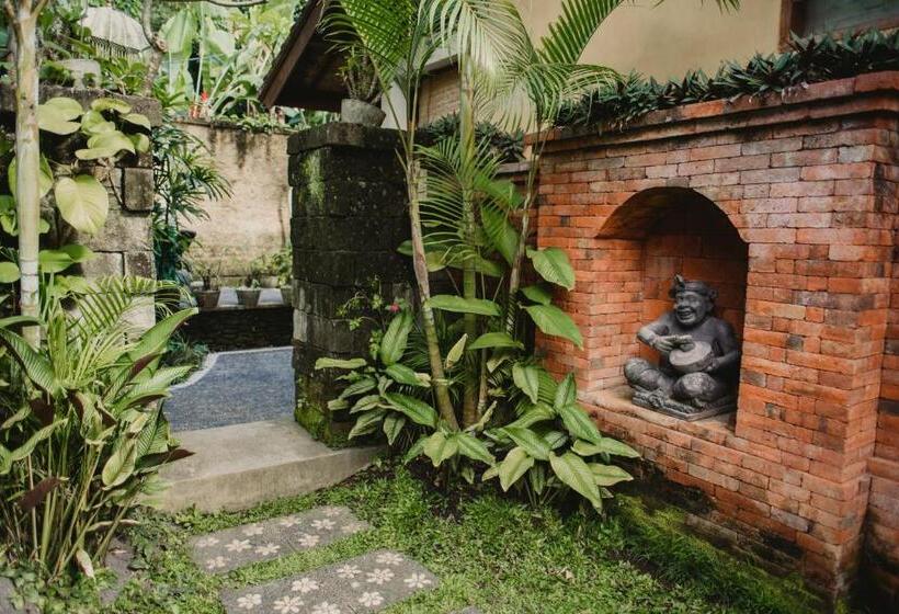 חדר סופריור, Desak Putu Putra Hidden